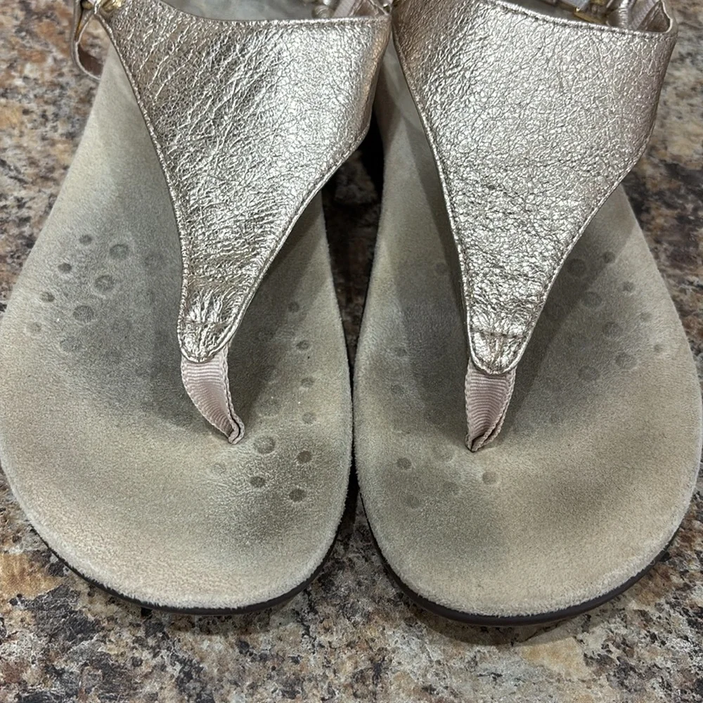 Vionic Kirra Metallic Rose Gold Thong Sandals Size 6
